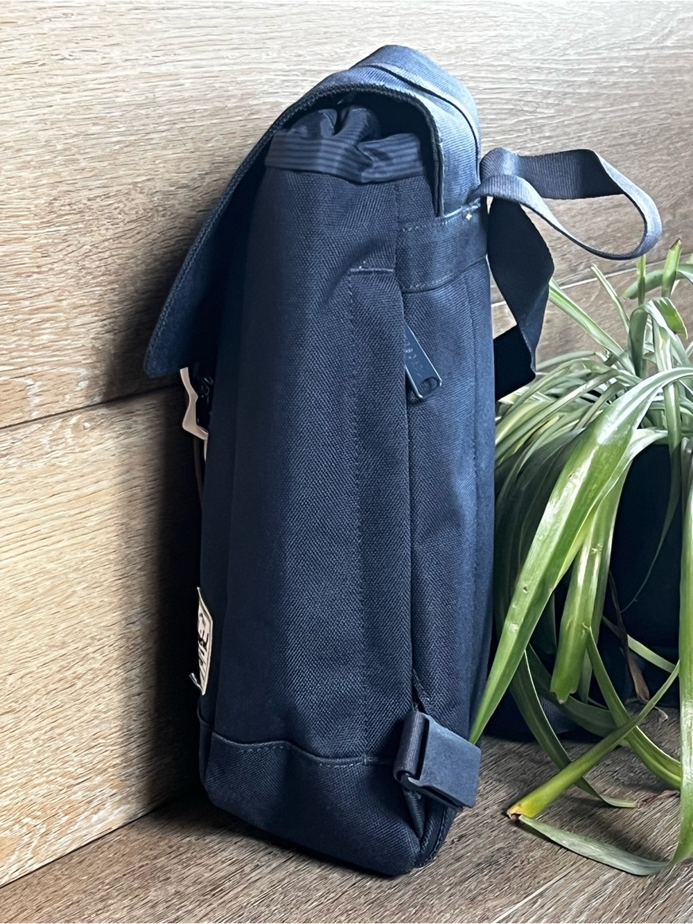 NWOT Herschel Supply Company Navy Canvas Backpack with Brown magnetic strap - Picture 4 of 16